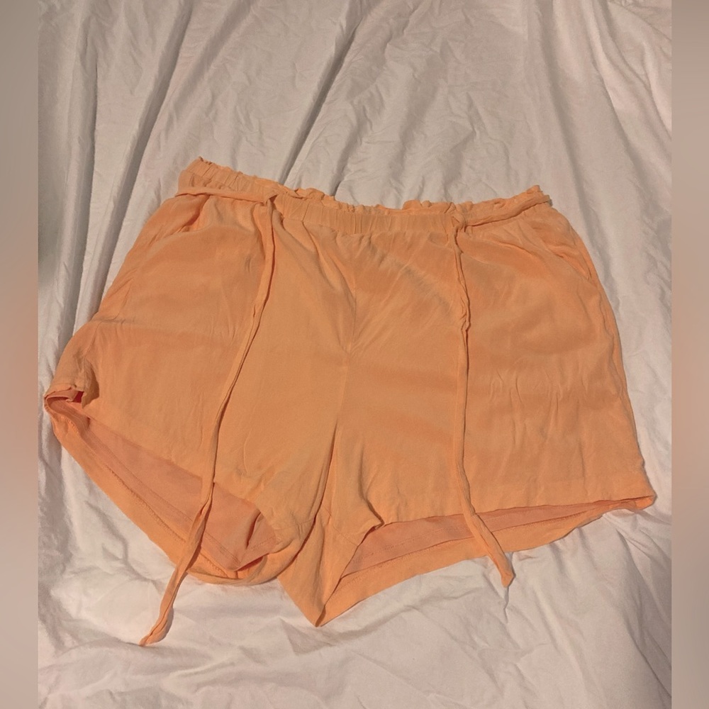Torrid 3 high-waist belted peach shorts